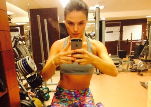 Ísis Valverde volta a malhar e publica foto com barriguinha de fora