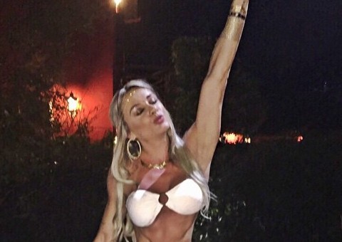  Juju Salimeni tira o vestido durante festa e exibe corpão