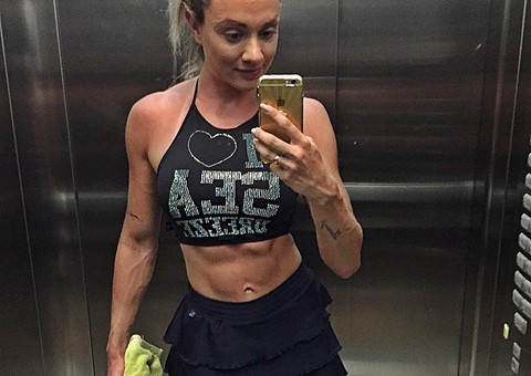 Juju Salimeni mostra veias saltadas no braço e diz: ‘não é projeto, é estilo de vida’