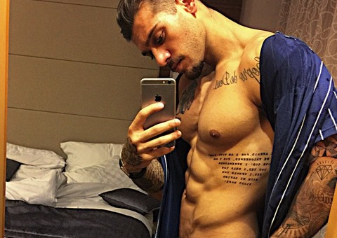 Lucas Lucco tira a camisa e posta foto “pro Tinder bombar mais”