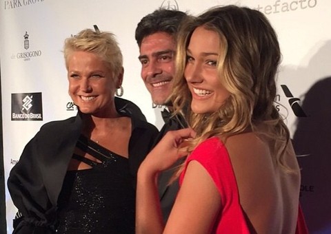  Sasha 'causa' no estilo mulherão em evento nos EUA e é comparada à Gisele Bündchen 