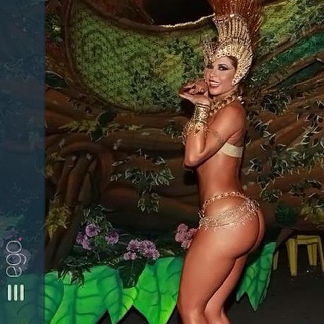   Cacau Colucci mostra 'comissão de frente' e bumbum avantajado no desfile das campeãs