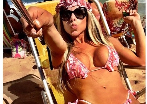 Ana Paula Minerato mostra atributos e abre 'inscrições' para pretendentes na internet