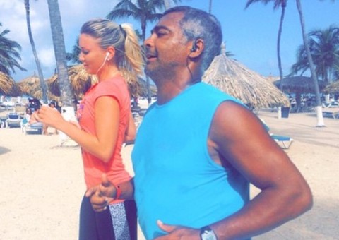 Romário exibe nova namorada ‘novinha’ durante corrida na praia