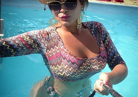  Geisy Arruda posta selfies de biquíni e solta "tô viciada no pau"