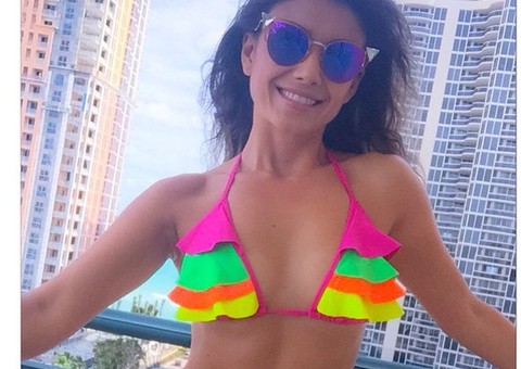 De biquíni, Paula Fernandes exibe barriga sarada em dia de sol