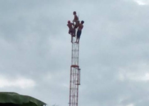  Crianças se penduram em torre de telefonia no Petrópolis