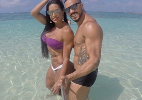    Gracyanne e Belo exibem corpos sarados durante férias  