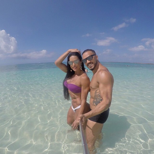    Gracyanne e Belo exibem corpos sarados durante férias  