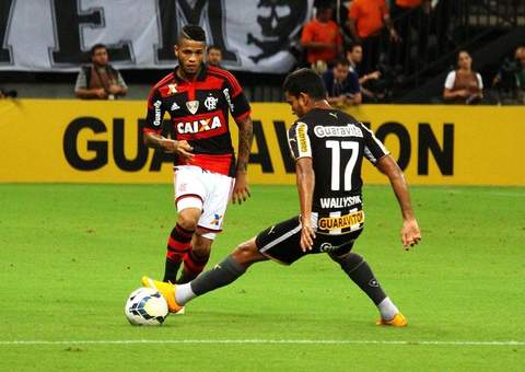 Flamengo e Vitória se enfrentam na Arena da Amazônia