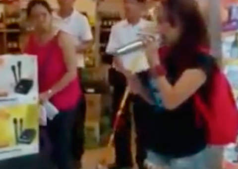 Adolescente canta em loja de departamentos e surpreende a todos