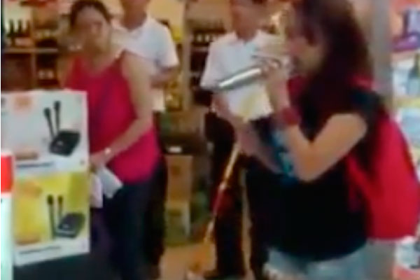 Adolescente canta em loja de departamentos e surpreende a todos