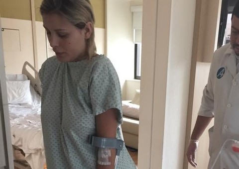 Ainda internada, Andressa Urach dá os primeiros passos na fisioterapia