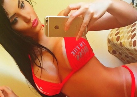 Sósia de 'Megan Fox' começa o sábado exibindo marquinha de bronze; veja galeria