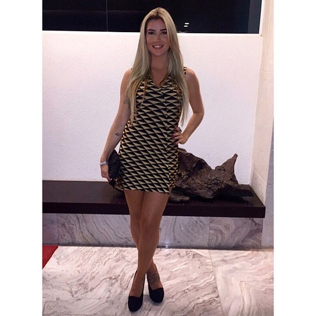  Solteira após traição de Fernando, ex-BBB Aline curte balada com vestidinho