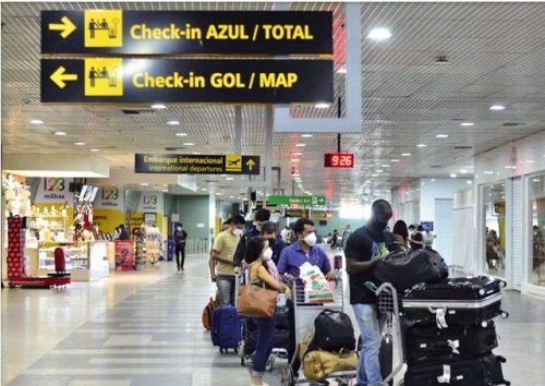 Passageiros chegam cedo no aeroporto para evitar toque de recolher
