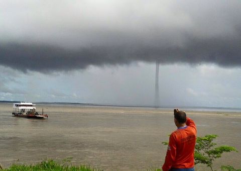 Tromba d'água assusta Parintins e invade redes sociais