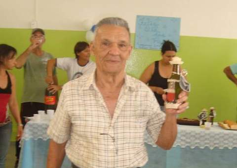 Aposentado adota beija-flor abandonado por mãe