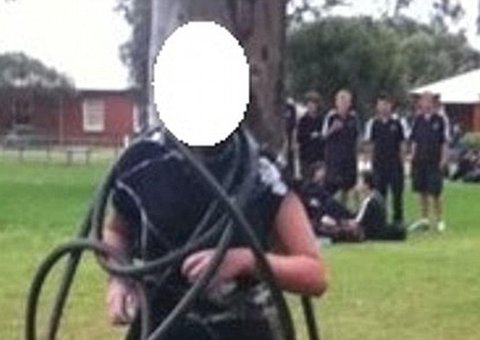 Adolescente é amarrada em árvore e agredida sexualmente por estudantes