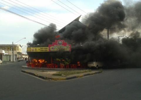 Lanche do Castelo pega fogo no São Jorge