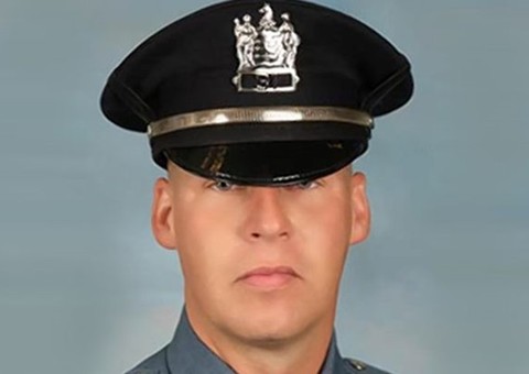 Vídeo flagra policial mostrando partes íntimas para motoristas