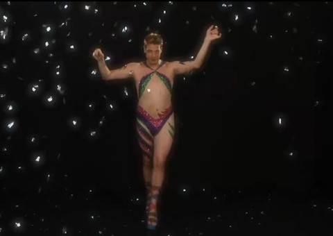 Fábio Porchat solta a franga pintado de Globeleza em vinheta de Carnaval