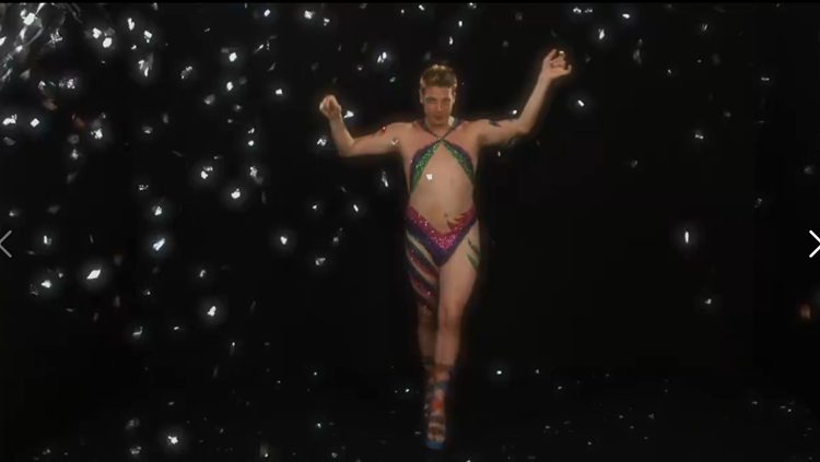 Fábio Porchat solta a franga pintado de Globeleza em vinheta de Carnaval