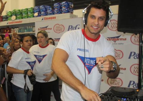 Ex-BBB Eliéser toca até em inauguração de farmácia no Pará