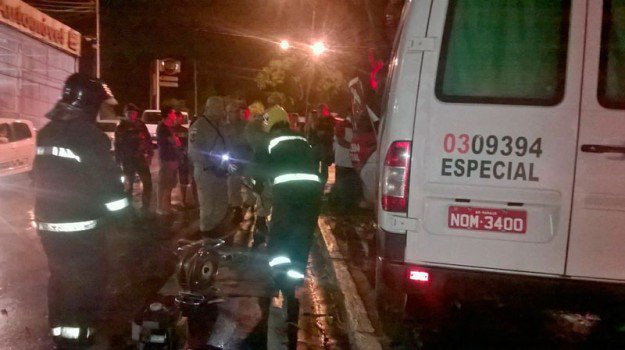 Motorista fica preso em ferragens após colidir com árvore