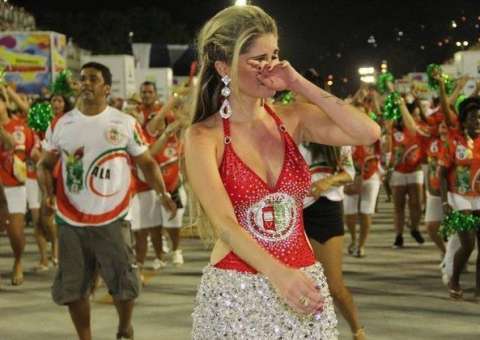 Bárbara Evans levou um tombo na Sapucaí por beber demais, diz jornal