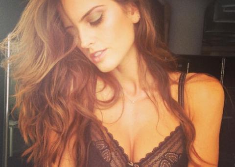 Izabel Goulart esbanja charme em foto usando apenas sutiã