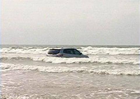 Homem joga carro no mar após brigar com a namorada