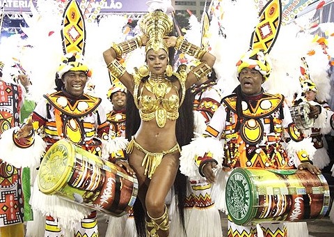  Cris Vianna, de "Império", reina na Imperatriz como Guerreira Africana