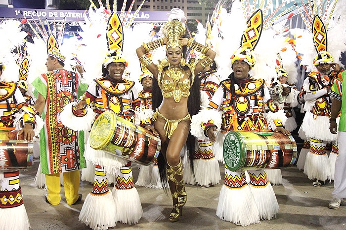  Cris Vianna, de "Império", reina na Imperatriz como Guerreira Africana