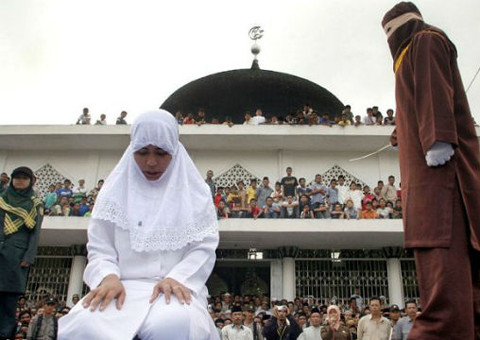 Após sair com homem casado, mulher é estuprada por oito homens como castigo