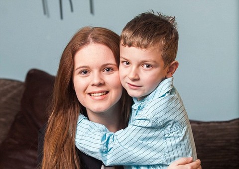 Adolescente que sofria de amnésia recupera a memória depois de abraçar irmão de 6 anos