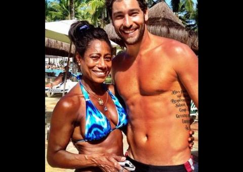 Aos 63 anos, Glória Maria exibe corpão de biquíni