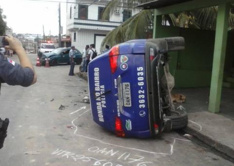 Viatura do Ronda no Bairro capota após perseguição policial. Veja fotos