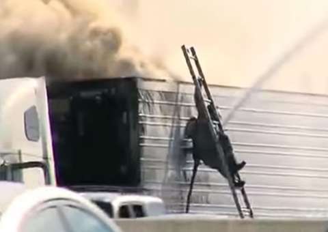 Bombeiro atrapalhado cai da escada tentando apagar um incêndio