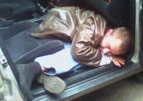 Bêbado tenta roubar carro mas acaba pegando no sono