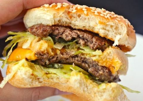 Grávida encontra erva suspeita em seu McDonalds