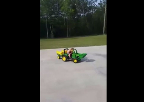 Motorista de caminhão cai no sono no volante e fica rodando em círculos 