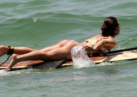  Isis Valverde pratica Stand Up Paddle no Rio e exibe boa forma