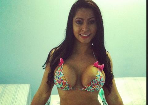 Miss Bumbum Roraima vai à clínica cuidar dos atributos e mostra tudo