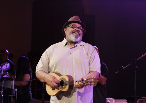 Jorge Aragão recebe alta de hospital e manda recado para os fãs