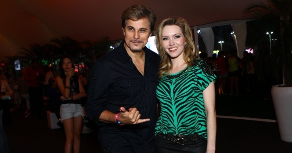 Com namorada 24 anos mais nova, Edson Celulari pensa em casar novamente