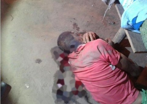 Dupla mata agricultor e estupra esposa na frente dos filhos