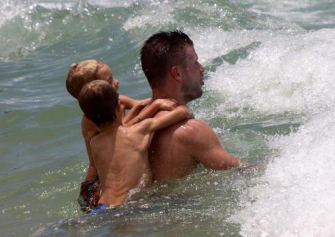 Rodrigo Hilbert curte praia com os filhos