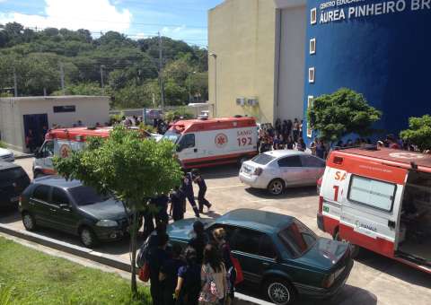 Alunos com spray de pimenta causam pânico em escola de tempo integral