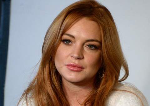 Lindsay Lohan mostra lado sensual em foto segurando os seios